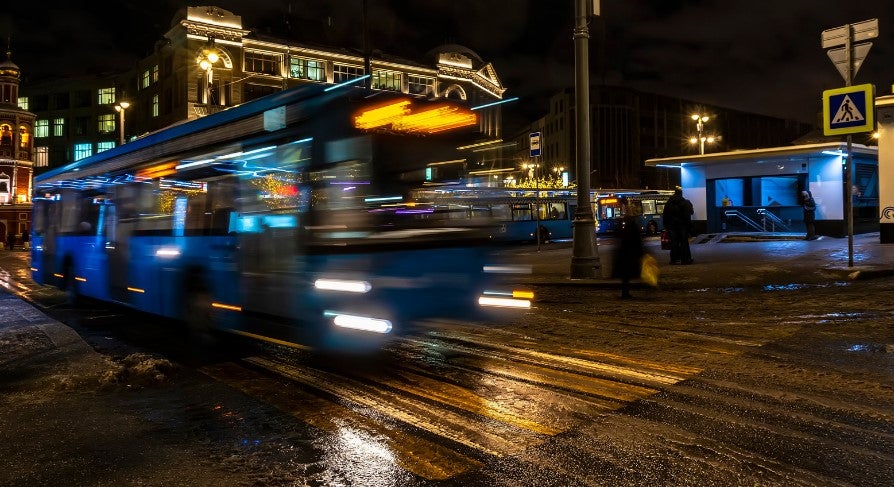 hombre muere atropellado por bus en Orlando