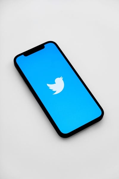 Twitter tiene que pagar más de 800 millones 