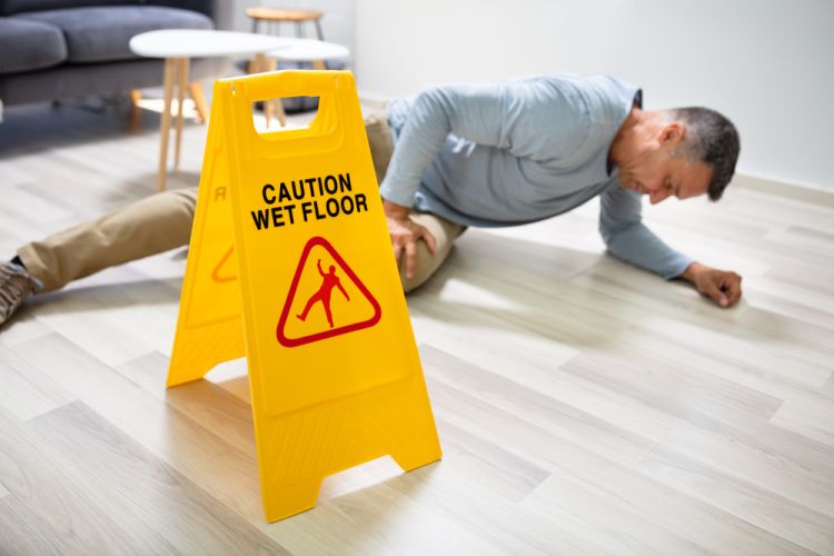 falta de señal de piso mojado