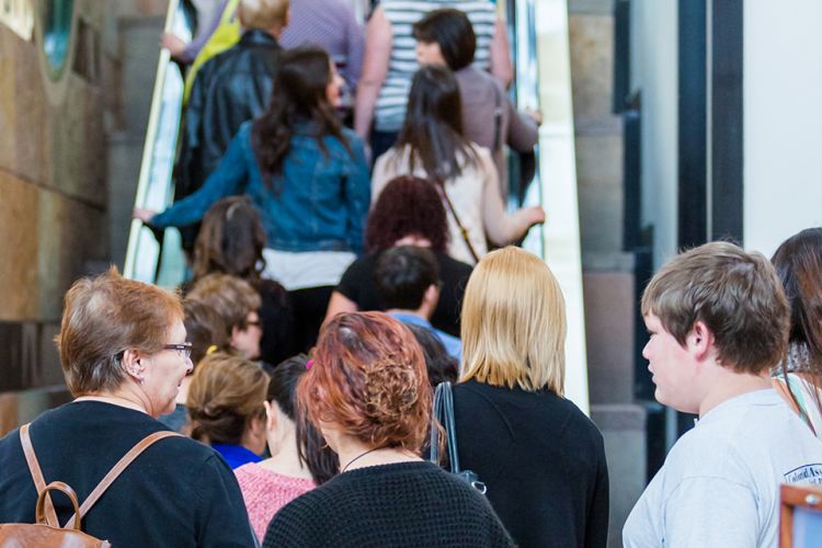 Viernes Negro mall shopping compras gente cuidado