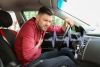 hombre con dolor en el pecho después de un accidente 